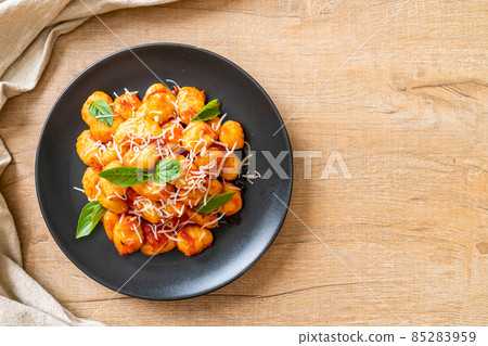 gnocchi in tomato sauce with cheese 85283959