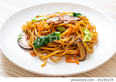 yakisoba noodles stir-fried with vegetable in asian style - vegan and vegetarian food yakisoba noodles stir-fried with vegetable in asian style - vegan and vegetarian food 85284234