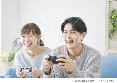 Men and women playing video games Men and women playing video games 85284269