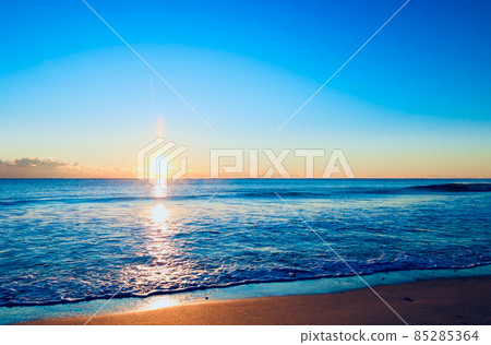 茨城縣久治濱海岸的 12 月日出 茨城縣久治濱海岸的 12 月日出 85285364