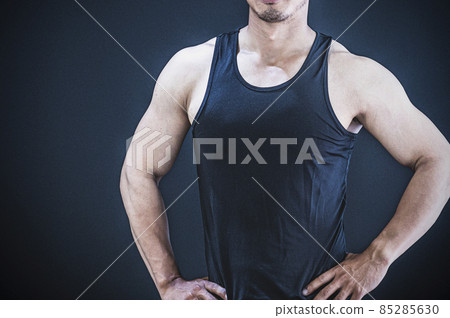A man who trains his arm muscles 85285630