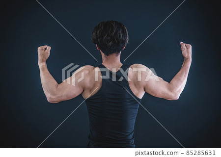 鍛煉肌肉的男士（背部） 85285631