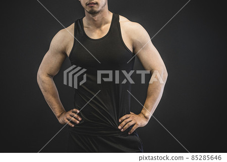 A man who trains his arm muscles 85285646