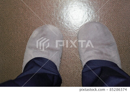 Indoor shoes, feet of women in slippers 85286374