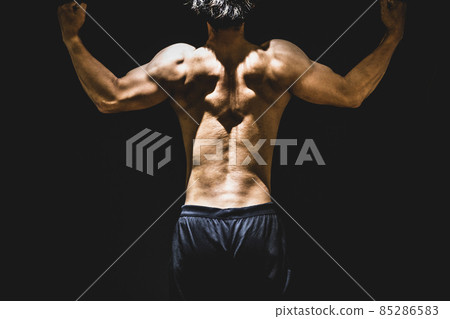 A man who trains his back (back) 85286583