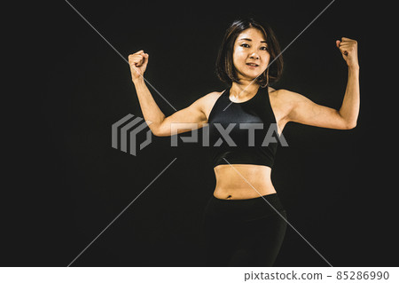 Woman doing body make-up (arms) 85286990
