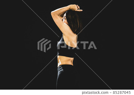 Female who trains muscles (profile) 85287045