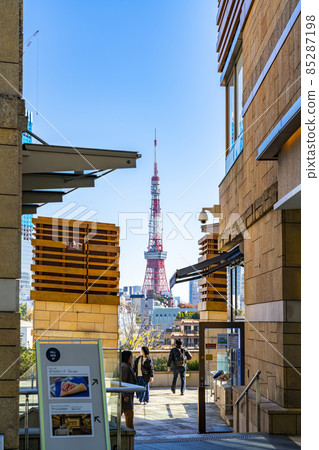 [Tokyo] Tokyo Tower seen through the gaps in Roppongi Hills 85287198