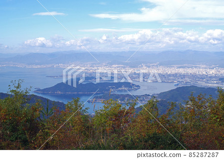 從明郡中野山眺望廣島灣的秋景 85287287