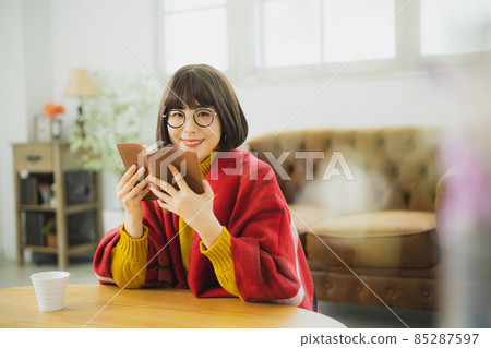 A knitted woman reading a book 85287597