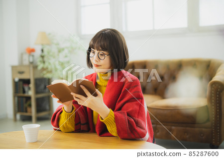 A knitted woman reading a book A knitted woman reading a book 85287600
