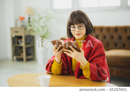 A knitted woman reading a book A knitted woman reading a book 85287601