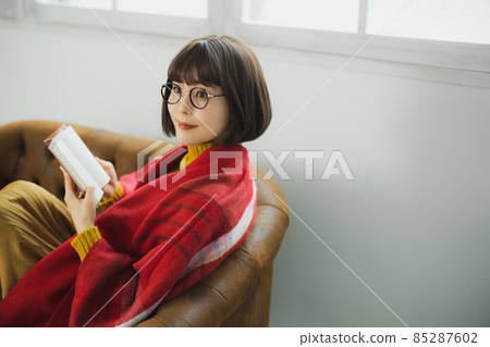 一個正在看書的針織女人 一個正在看書的針織女人 85287602