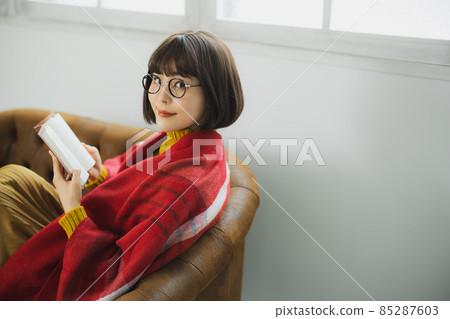 一個正在看書的針織女人 一個正在看書的針織女人 85287603