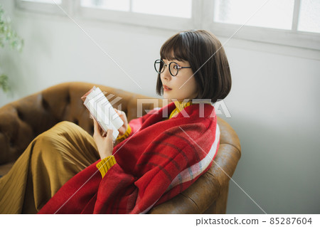 A knitted woman reading a book 85287604