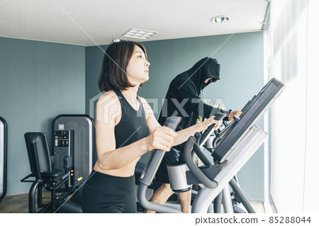 Women exercising in the gym (men and women, profile) Women exercising in the gym (men and women, profile) 85288044