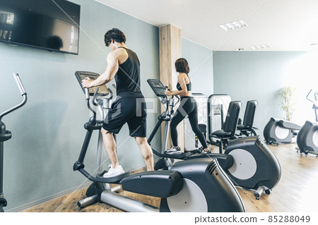 在健身房鍛煉的女性（男性和女性，全身） 85288049
