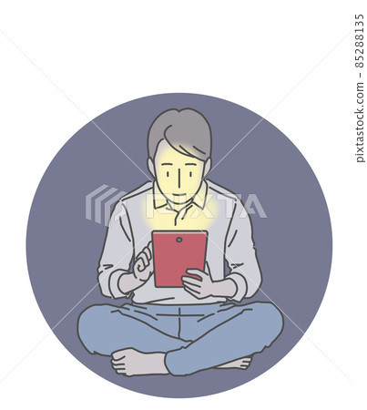 上班族對平板電腦很著迷——在黑暗中看屏幕 85288135