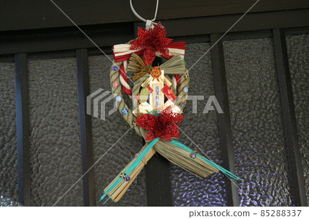 美麗的日式和西式新年裝飾可以展示在您的私人房間前 85288337