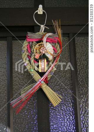 美麗的日本和西方新年裝飾第 2 版站在您的私人房間前 85288339