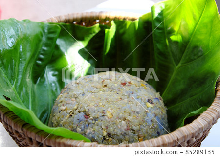 Vietnamese homemade sticky rice with sesame salt for cheap and quick breakfast on green leaf in bamboo basket Vietnamese homemade sticky rice with sesame salt for cheap and quick breakfast on green leaf in bamboo basket 85289135