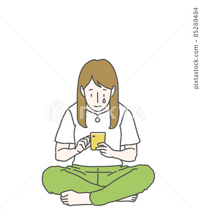 Long-haired female crazy about smartphones-tears 85289484