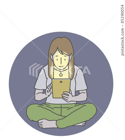 痴迷平板電腦的長發女性——在黑暗中看屏幕 痴迷平板電腦的長發女性——在黑暗中看屏幕 85290054