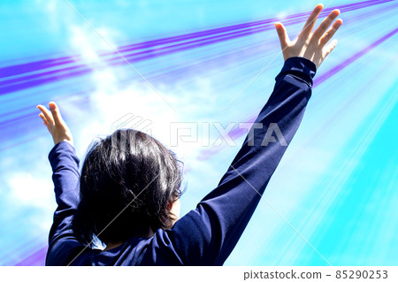 一位年輕女子正張開雙手仰望天空 一位年輕女子正張開雙手仰望天空 85290253