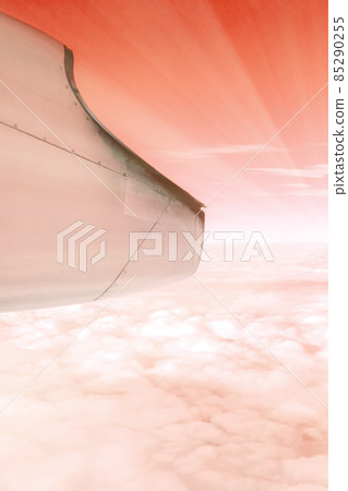 飛機窗外的美妙景色：紅橙色和夕陽般的光線 85290255