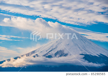 [Yamanashi Prefecture] Winter Fuji seen from Misaka Road 85290565