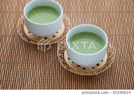 熱氣騰騰的抹茶拿鐵桌 85290614