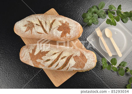 棚拍美味的新鮮法式麵包 85293034