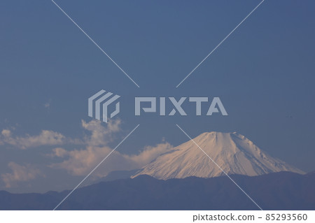 Scenery Mt. Fuji, a day with a strong north wind. Clouds and Mt. Fuji on the leeward side 85293560