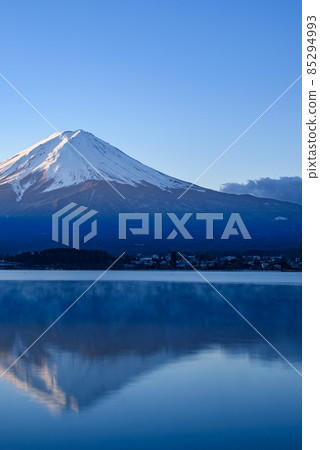 Winter scenery, clear sky and upside-down Fuji reflected in Lake Kawaguchi 85294993