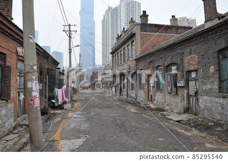 Dalian Old Town Street (China) where many residents have moved out and are tidy 85295540