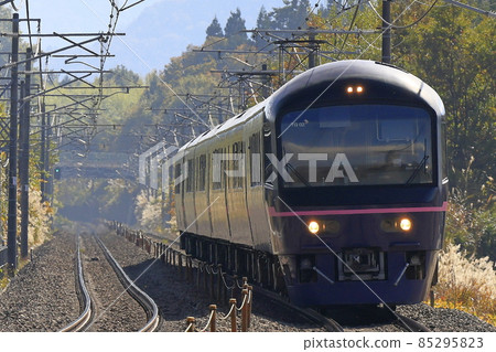 Rapid "Ozashiki Furinkazan" running on the Chuo Main Line of autumn leaves 85295823