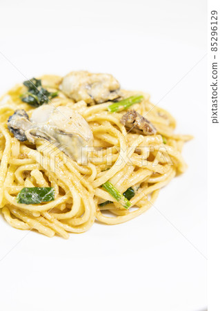 Delicious oyster and sea urchin cream sauce pasta 85296129