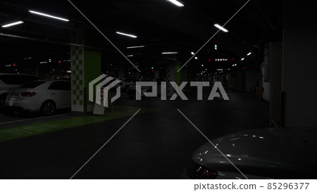 在黑暗的地下停車場的汽車 在黑暗的地下停車場的汽車 85296377