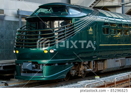 Twilight Express Mizukaze arriving at Kyoto Station 85296825