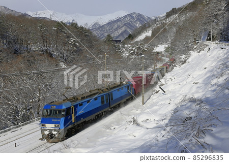 A freight train running on the snowy Joetsu Line 85296835