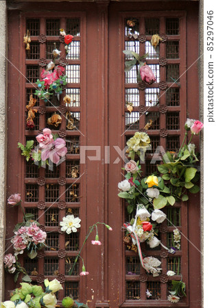 Ornate tomb door in the Pere Lachaise cemetery in Paris Ornate tomb door in the Pere Lachaise cemetery in Paris 85297046