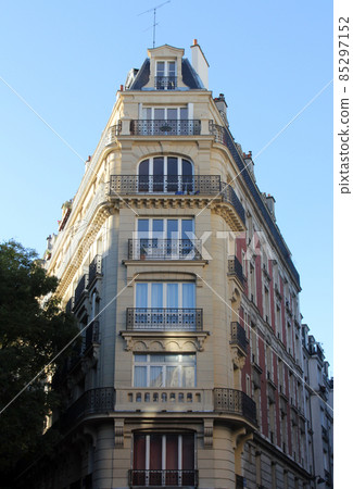 Facade of a traditional apartment building in Paris, France Facade of a traditional apartment building in Paris, France 85297152