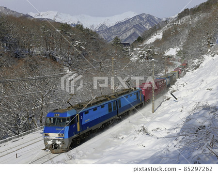 A freight train running on the snowy Joetsu Line 85297262