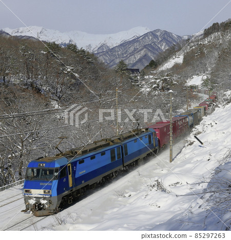 在白雪皚皚的上越線上行駛的貨運列車 85297263