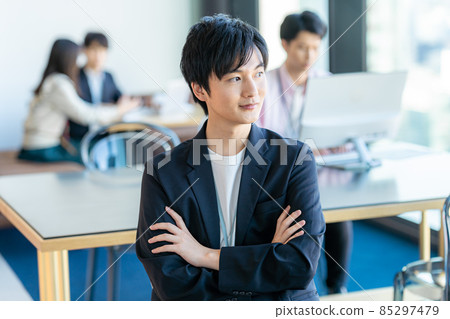 一個年輕的商人 85297479