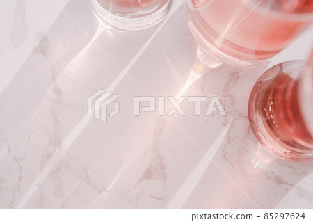 大理石背景上的粉紅色飲料 85297624