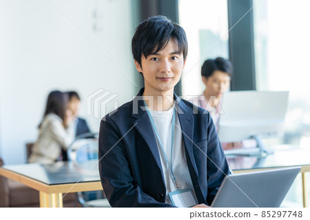 年輕的商人在辦公室 85297748