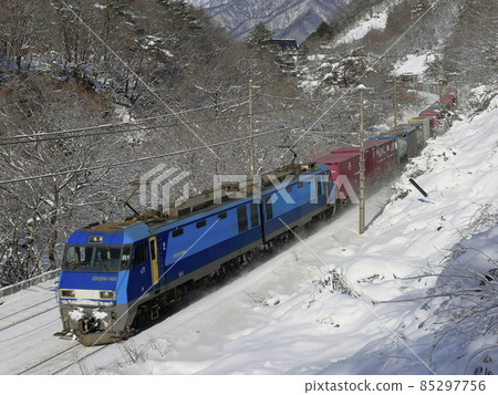 A freight train running on the snowy Joetsu Line A freight train running on the snowy Joetsu Line 85297756