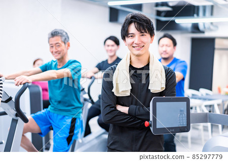 Male trainer working in the gym 85297779