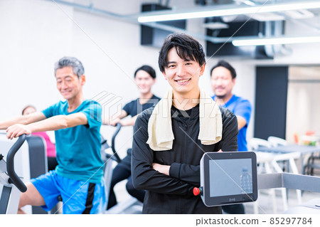 在健身房工作的男教練 85297784